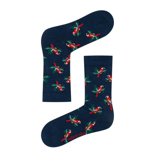 Socken mit eingestrickten Papageien