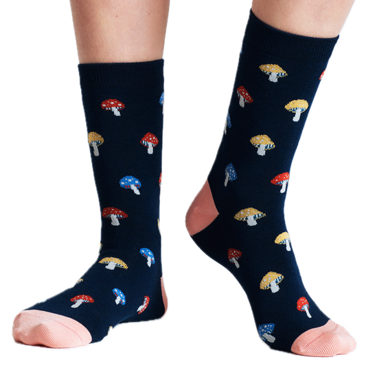Socken mit bunten Pilzen