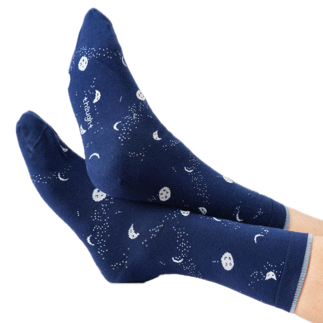 Socken mit eingestrickten Monden und Sternen