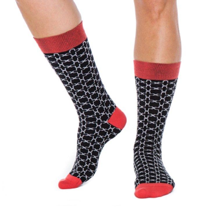 Socken mit eingestrickten Mustern