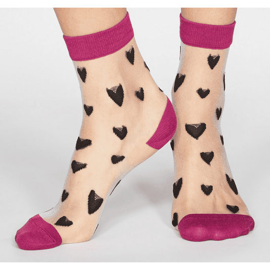 transparente Socken mit Herzchen