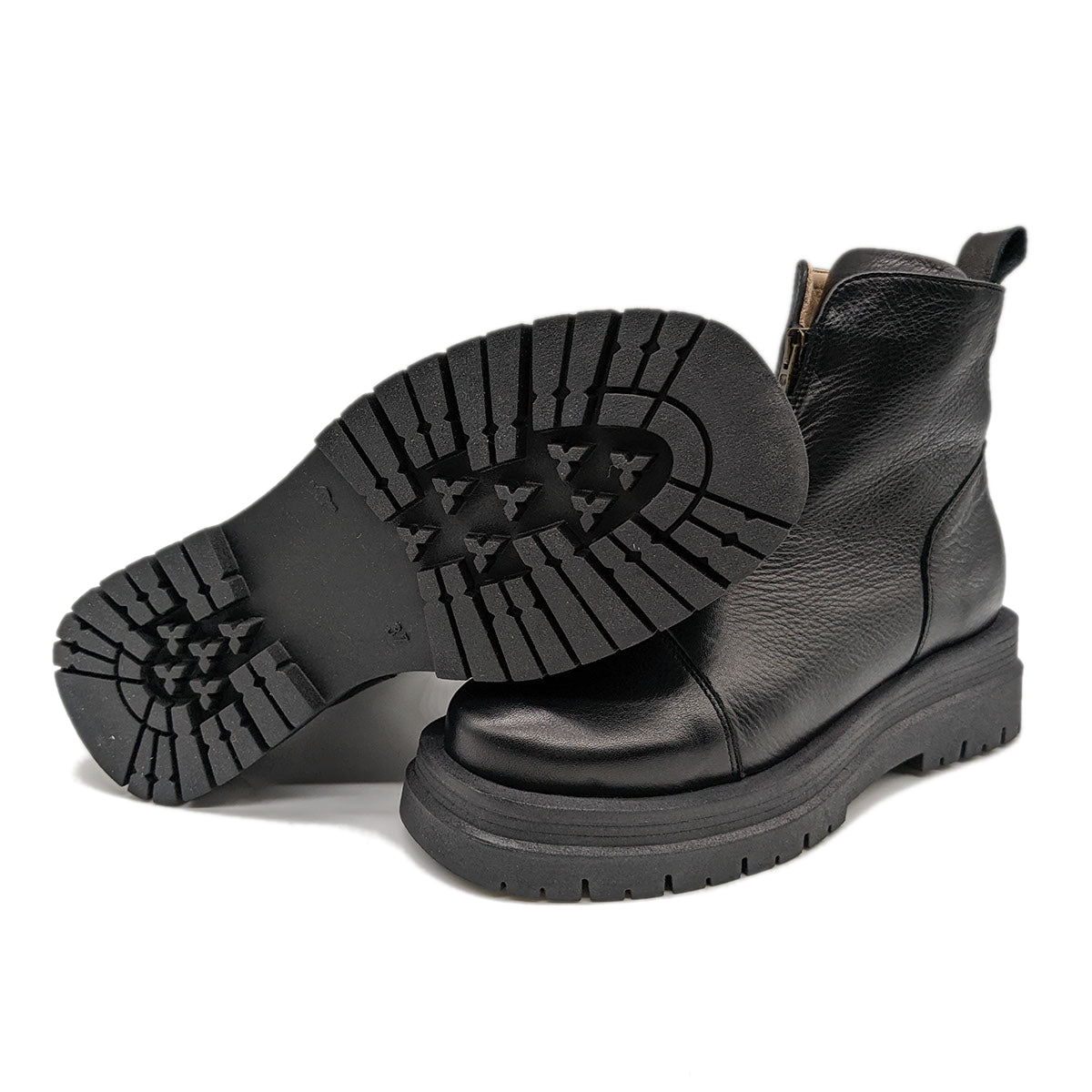 Serval zipper boots made of organic leather
