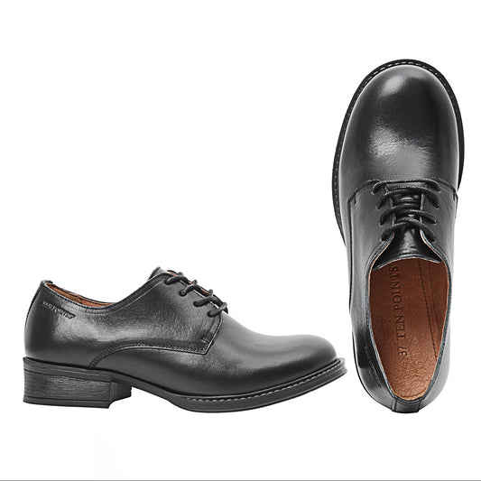 Lace-up shoes made of vegetable-tanned leather