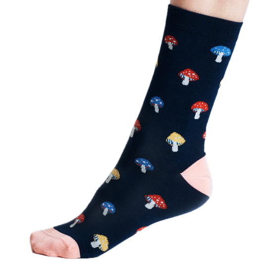 Socken mit bunten Pilzen