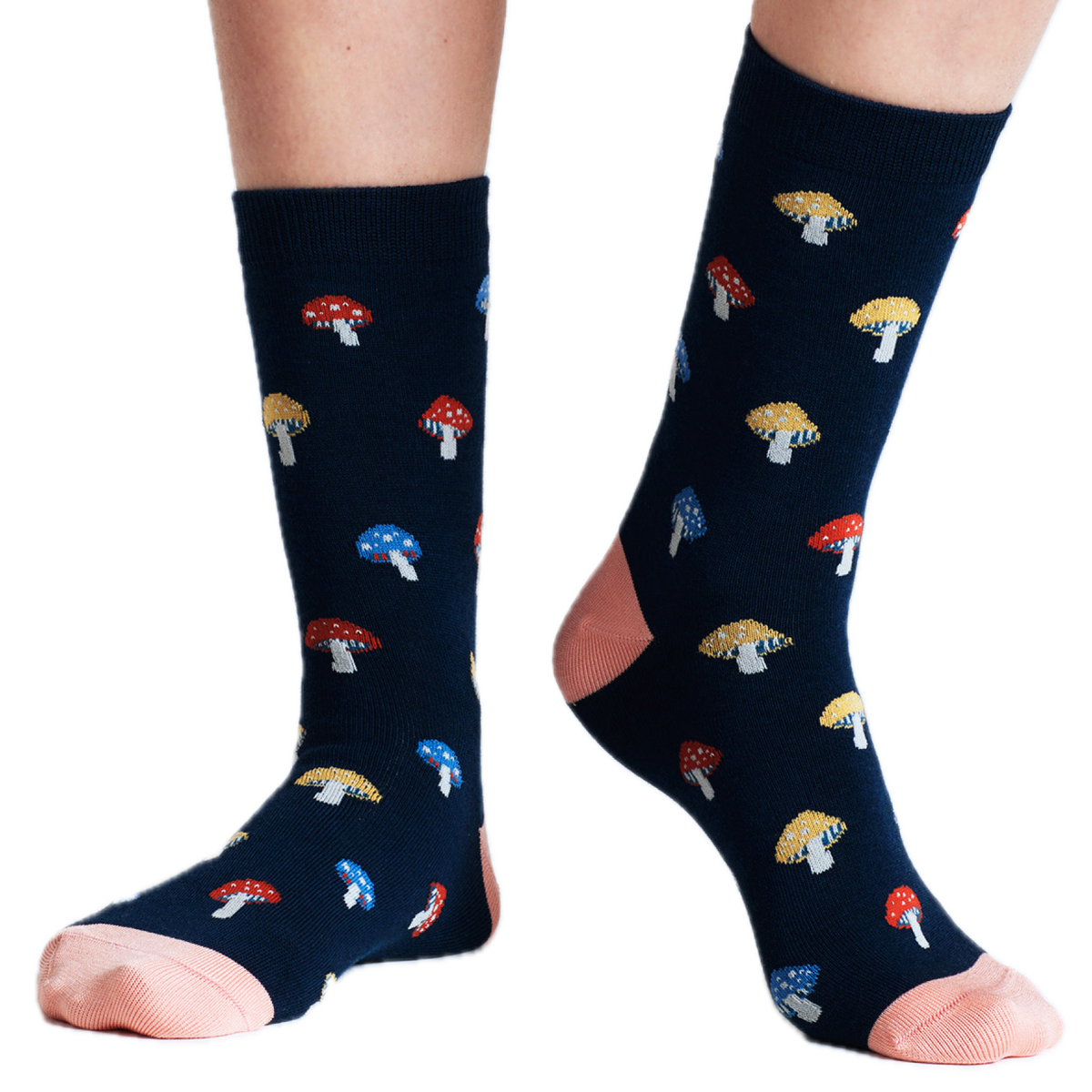 Socken mit bunten Pilzen