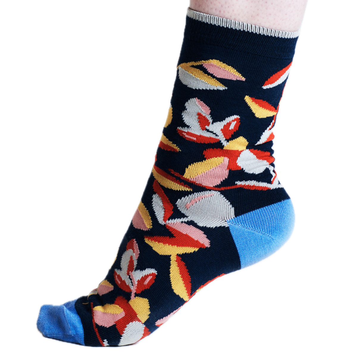 Socken mit eingestrickten Blüten und Blättern