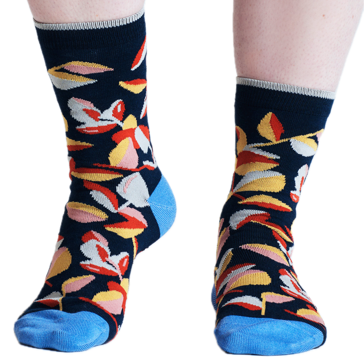 Socken mit eingestrickten Blüten und Blättern
