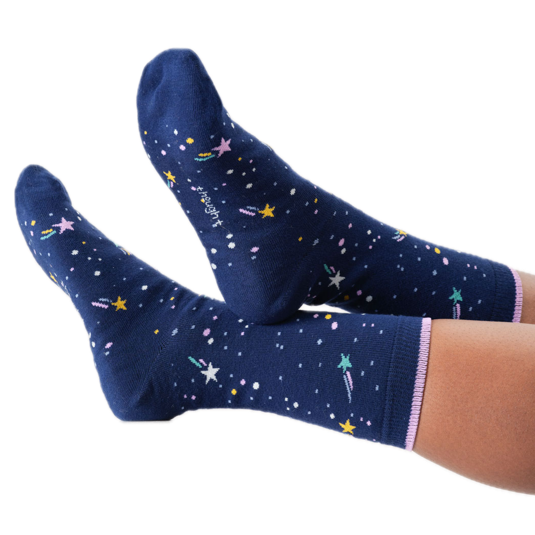 Socken mit eingestrickten Monden und Sternen