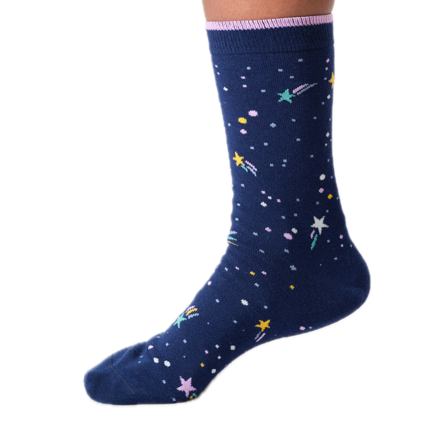 Socken mit eingestrickten Monden und Sternen