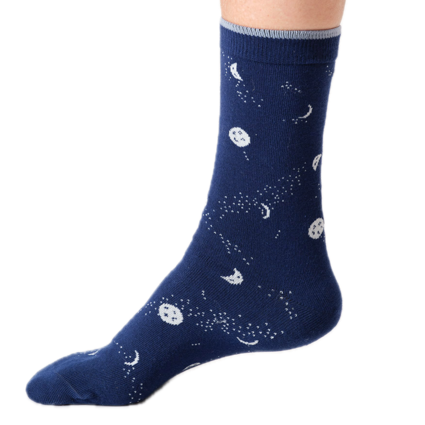 Socken mit eingestrickten Monden und Sternen