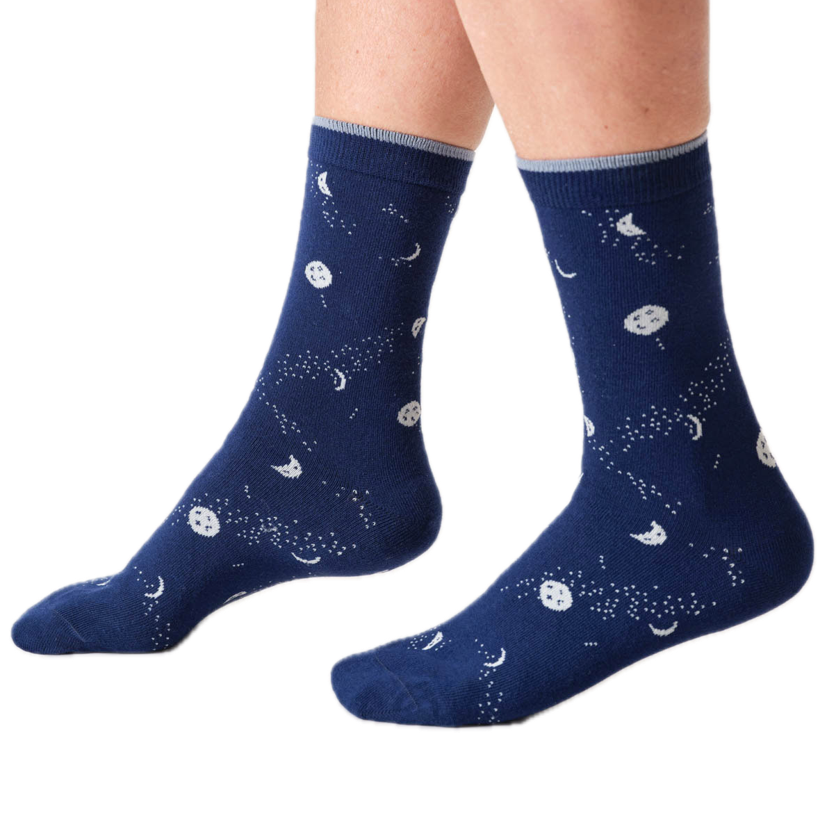 Socken mit eingestrickten Monden und Sternen